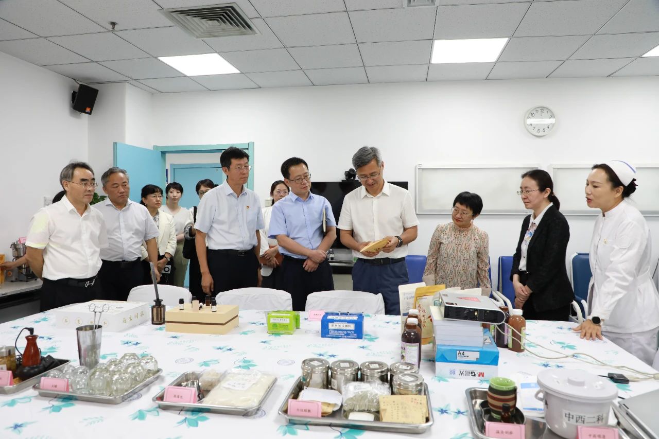 北京市中医药管理局领导一行赴北京地坛医院调研