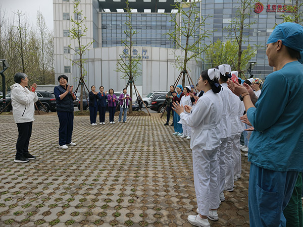 植根地坛守初心 玉兰树下传薪火 —— 地坛医院新老护士共植希望树